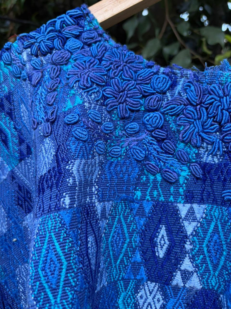 Huipil azul de Cobán para Rea