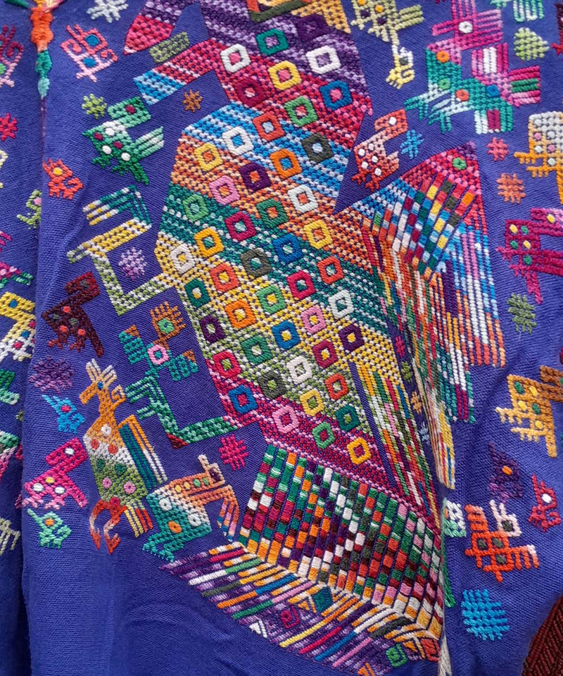 Huipil de Nahuala azul brillante con quetzales