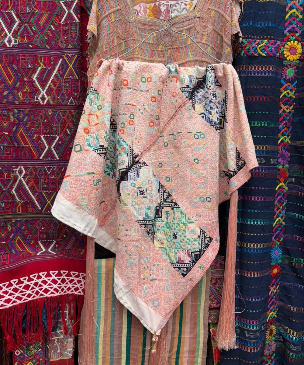 Mantel y huipil Nahuala rosa para Laura