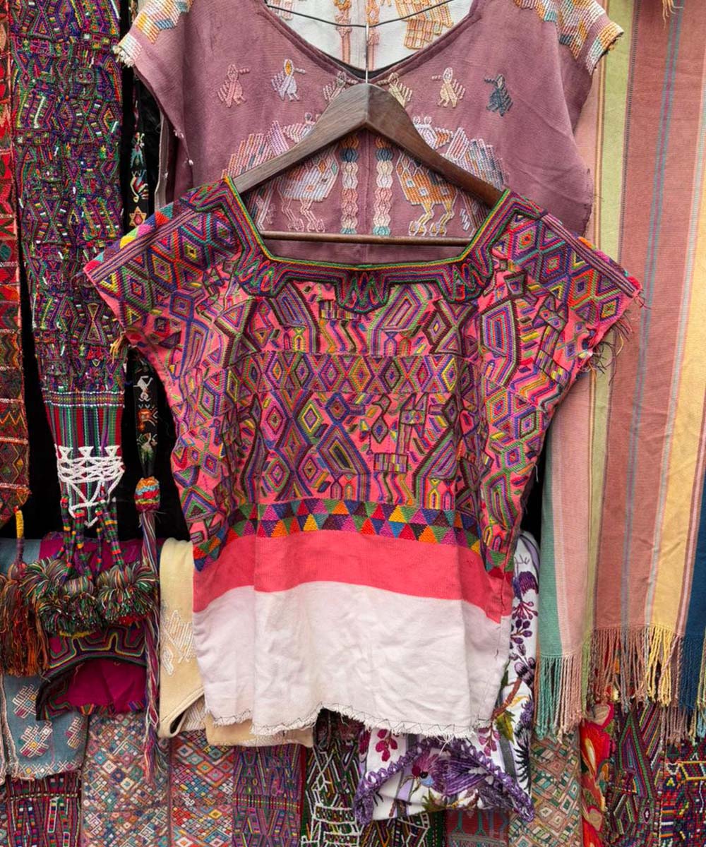 Huipil Nebaj rosa juguetón