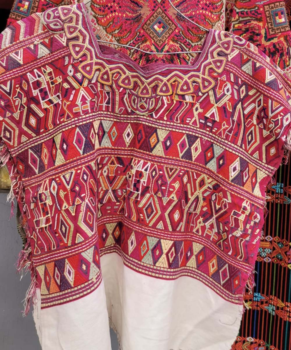 Huipil Nebaj rojo y blanco