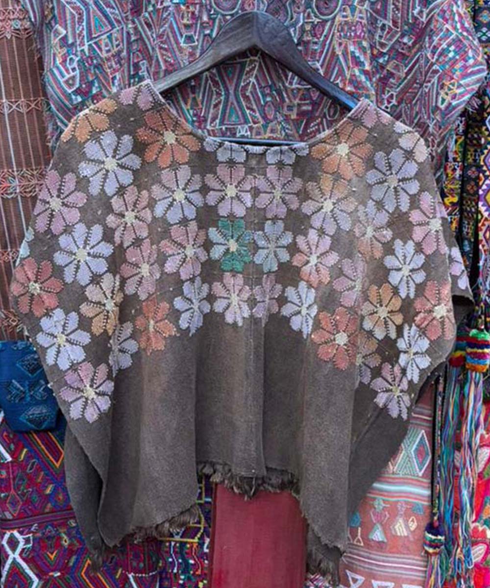 Huipil floral descolorido