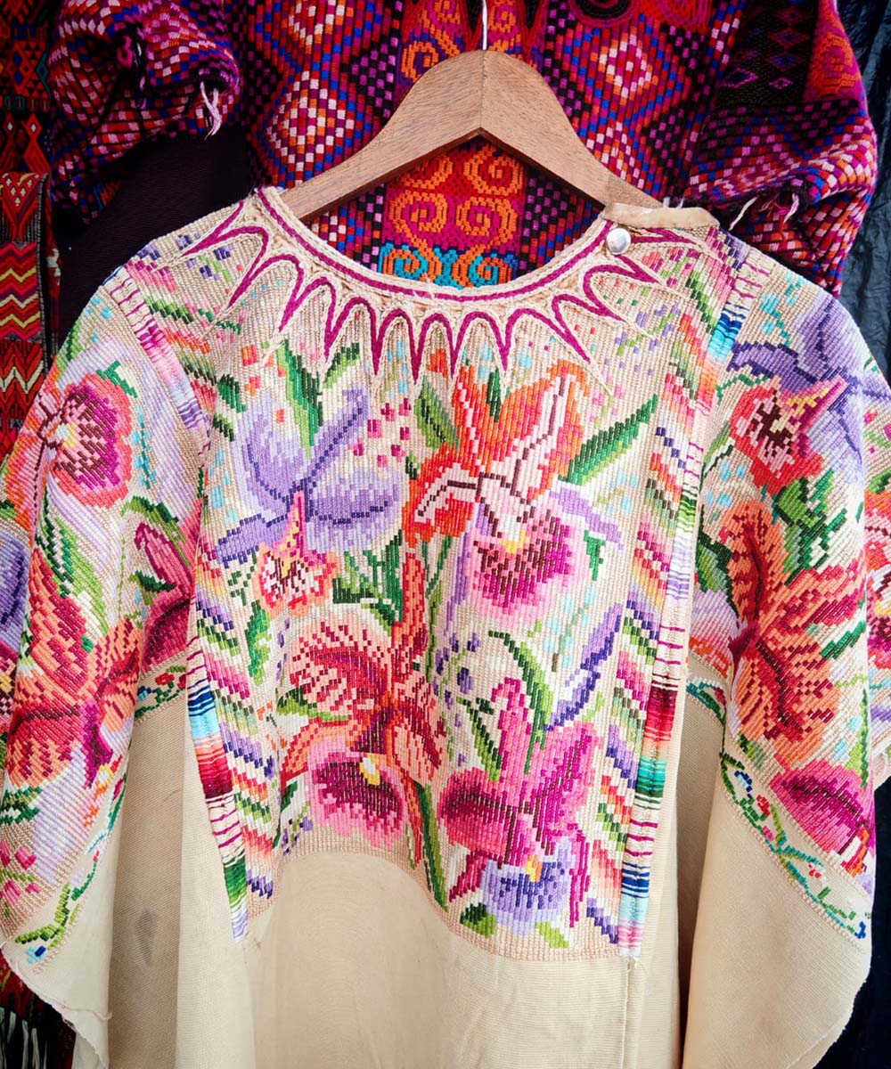 Huipil Chichi floral color crema