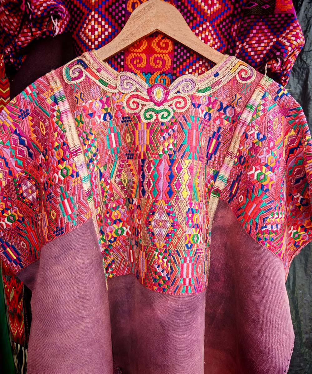 Huipil chichi malva con estampado geométrico de loros