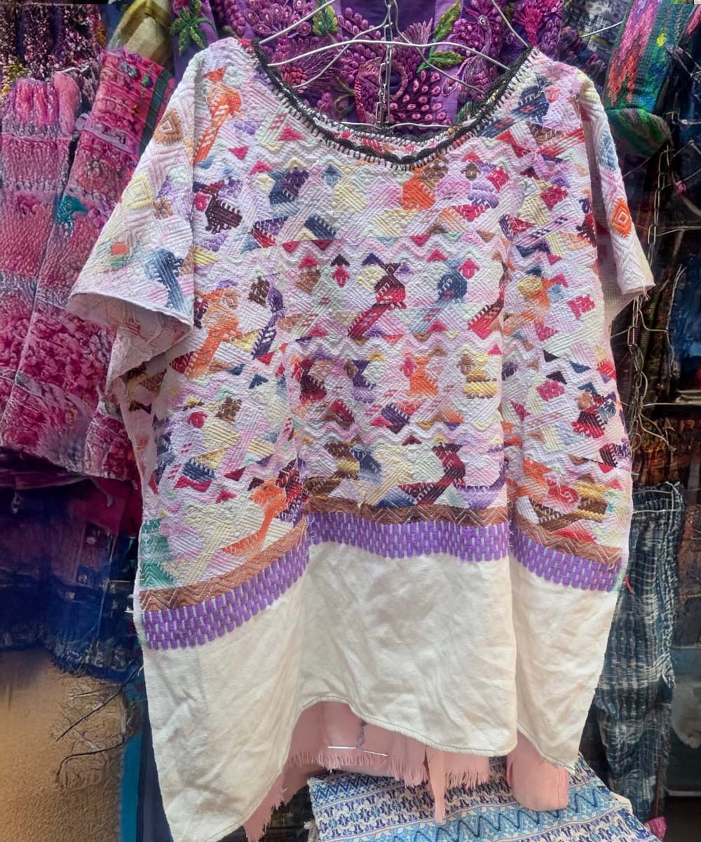 Huipil rosa y morado