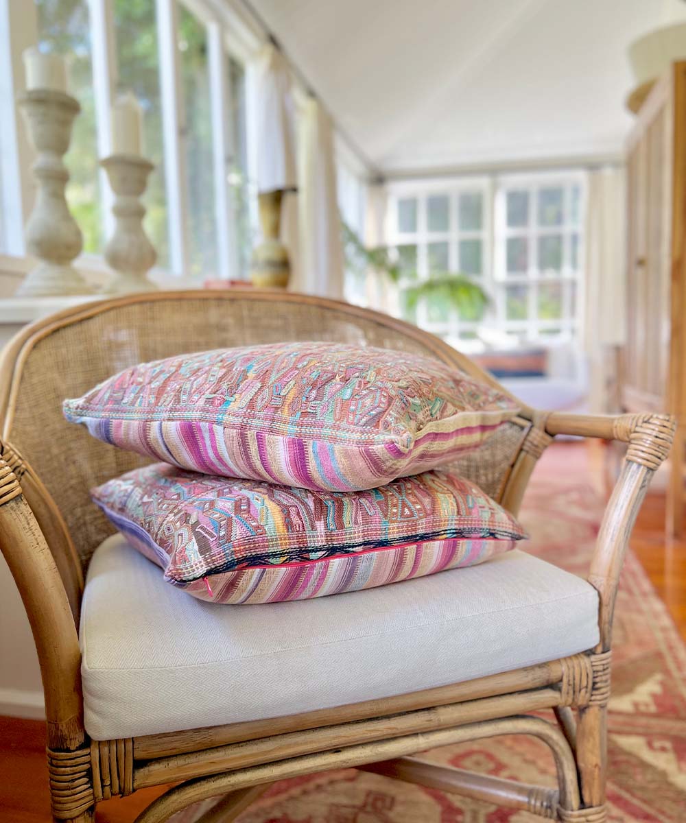 Almohada Nebaj Tzute rosa cálido