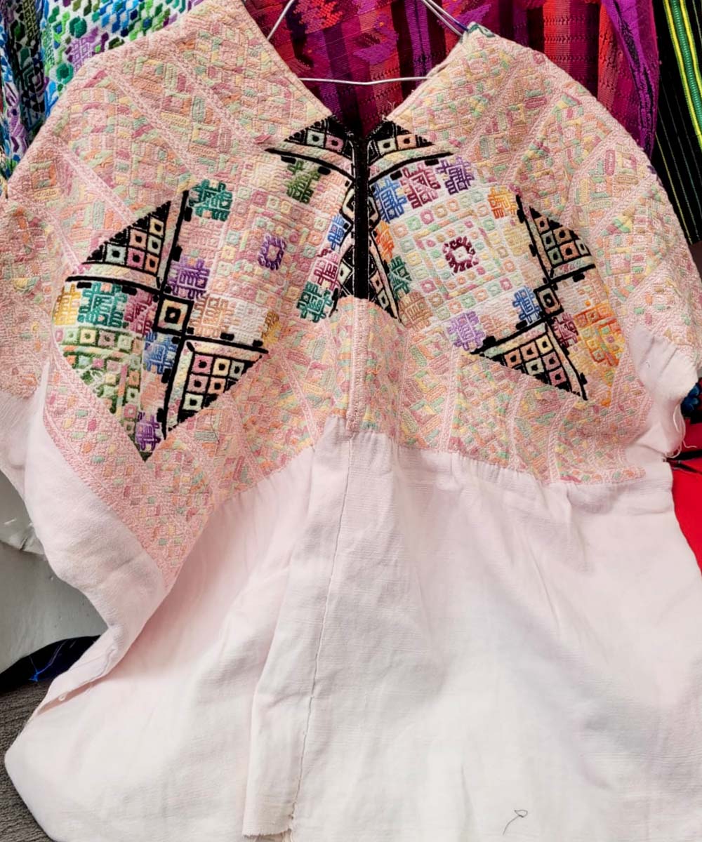 Huipil Nahuala pastel con formas geométricas coloridas