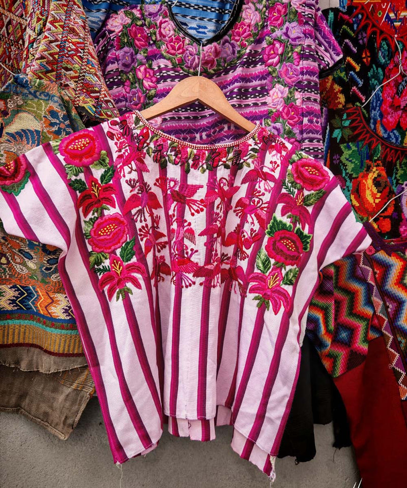 Huipil de Santiago rojo y blanco con pájaros y flores