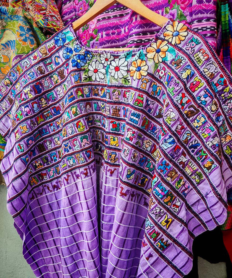 Huipil de Santiago morado con motivos mayas