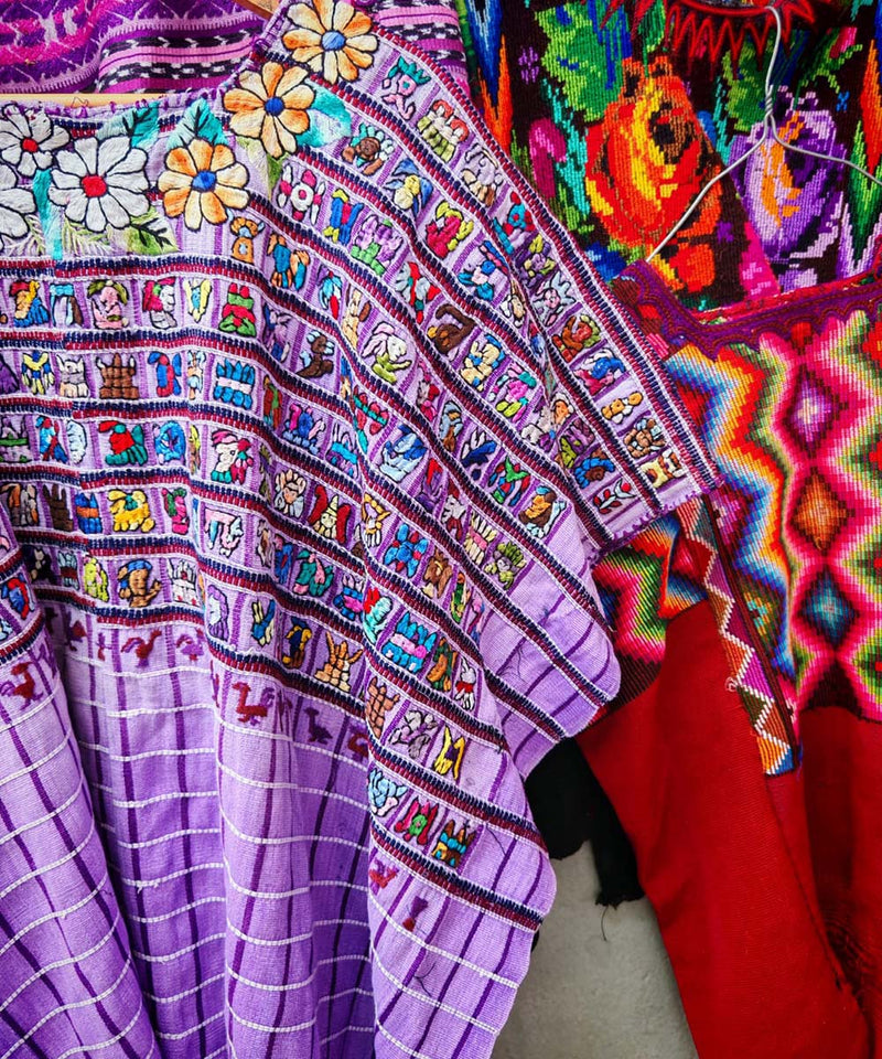 Huipil de Santiago morado con motivos mayas