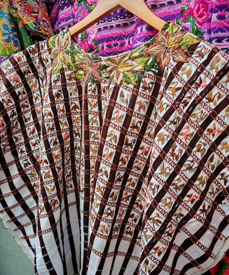 Huipil de Santiago marrón y blanco con pequeños pájaros