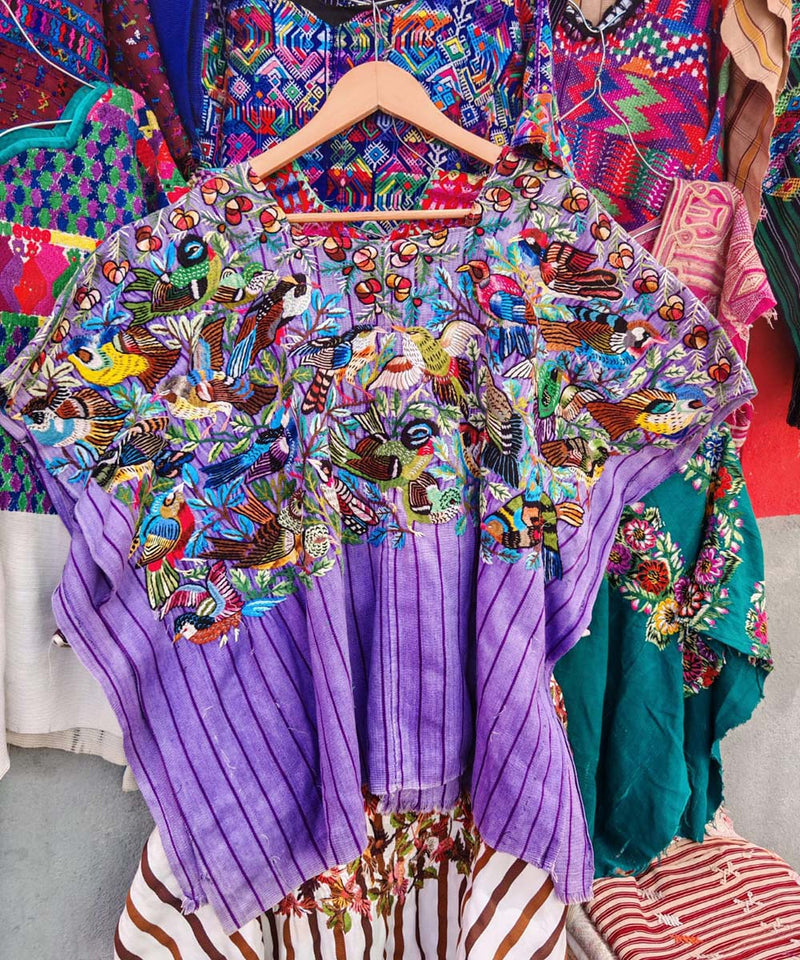 Huipil morado de Santiago con pájaros coloridos