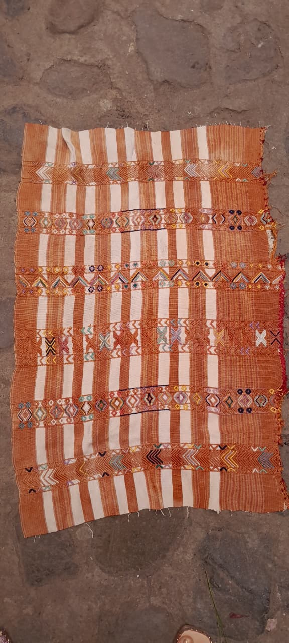 Ochre and white tzute