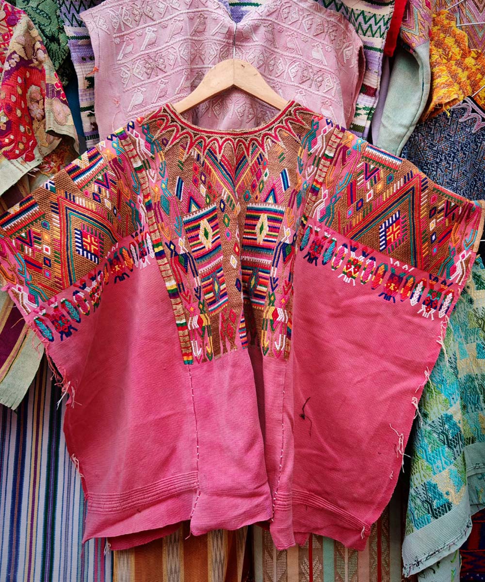 Chichi huipil in rouge