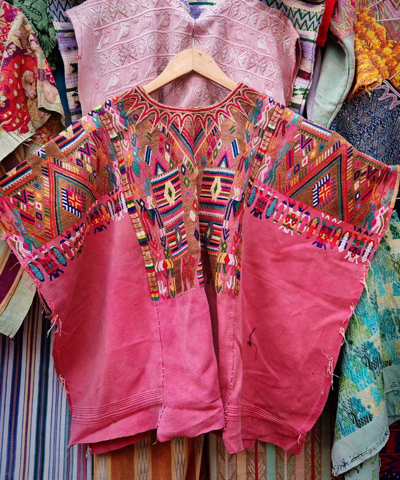Chichi huipil in rouge