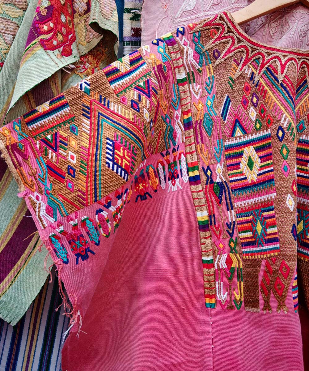 Chichi huipil in rouge