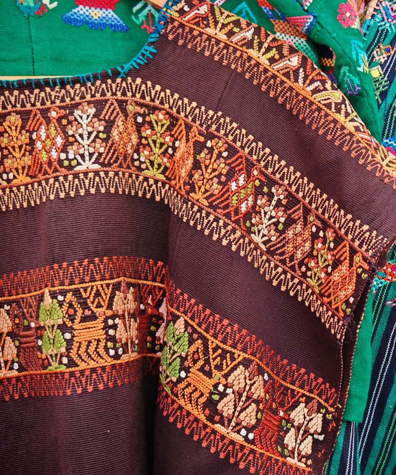 Huipil marrón de Santa Catarina