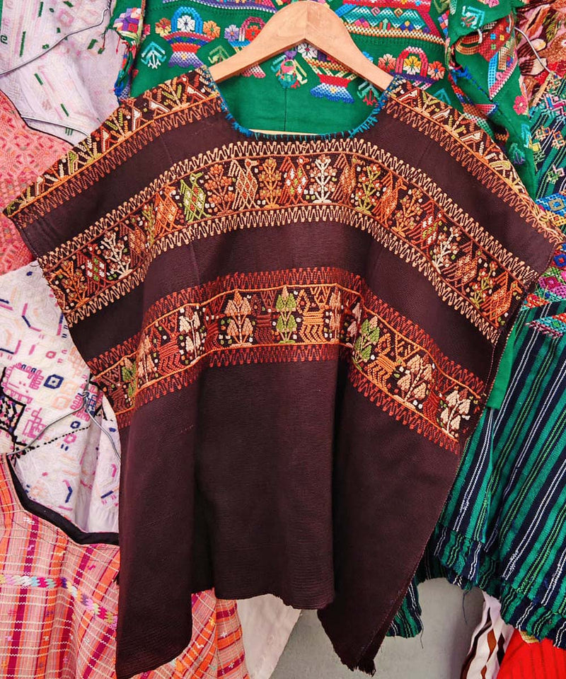 Huipil marrón de Santa Catarina