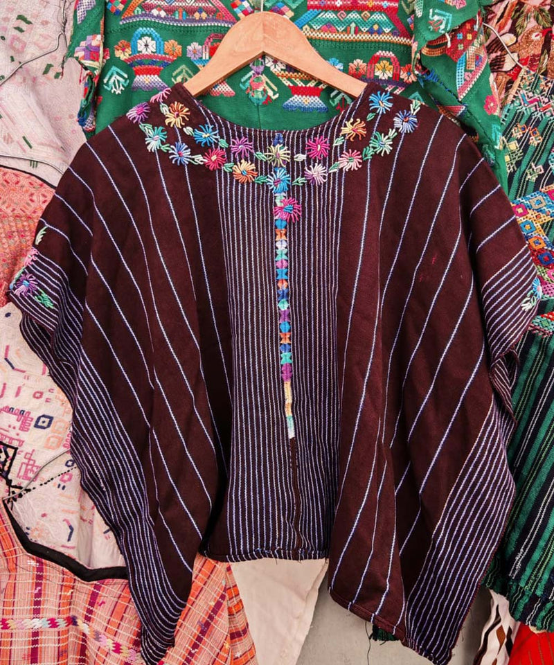 Huipil burdeos con escote floral