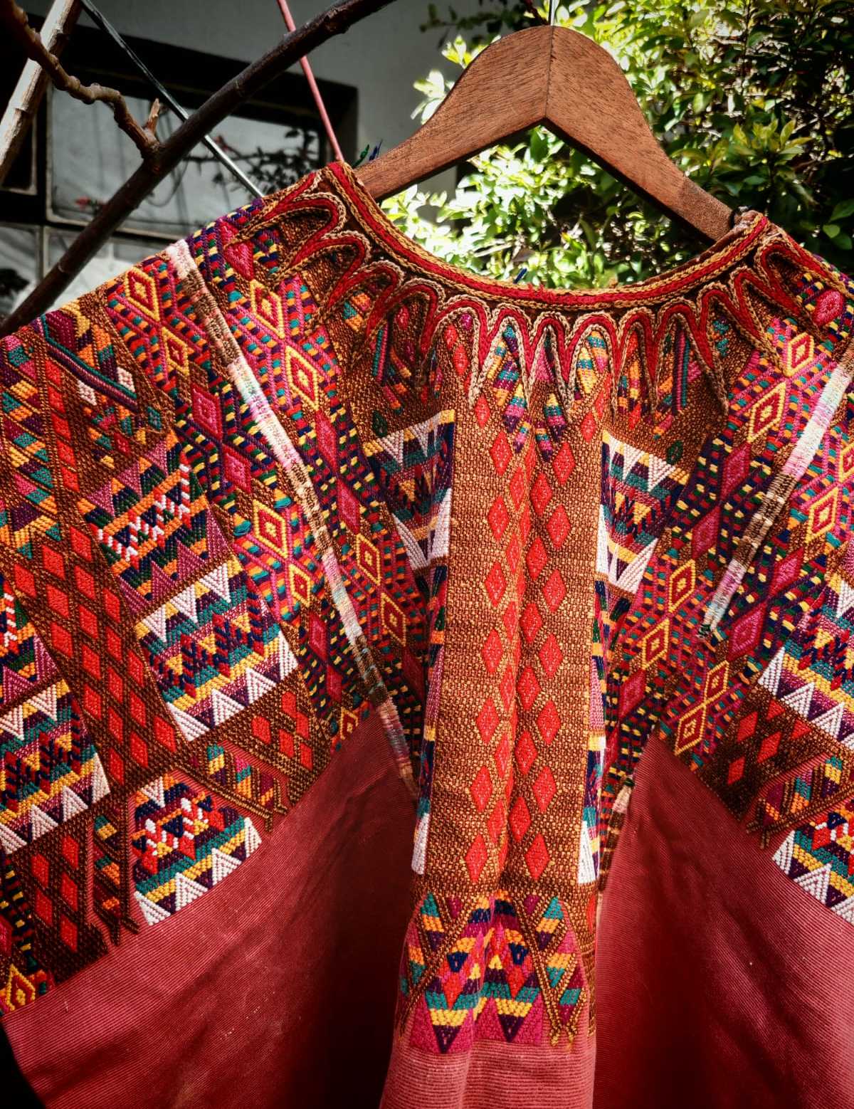 Huipil de coral profundo de Chichicastenango #2-79