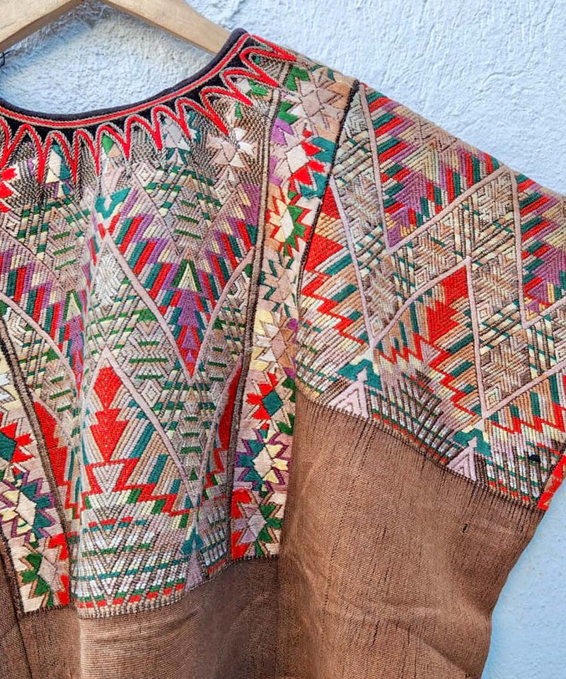 Huipil chichi con formas geométricas en biscuit