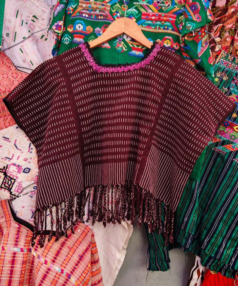 Huipil de Colotenango con escote rosa