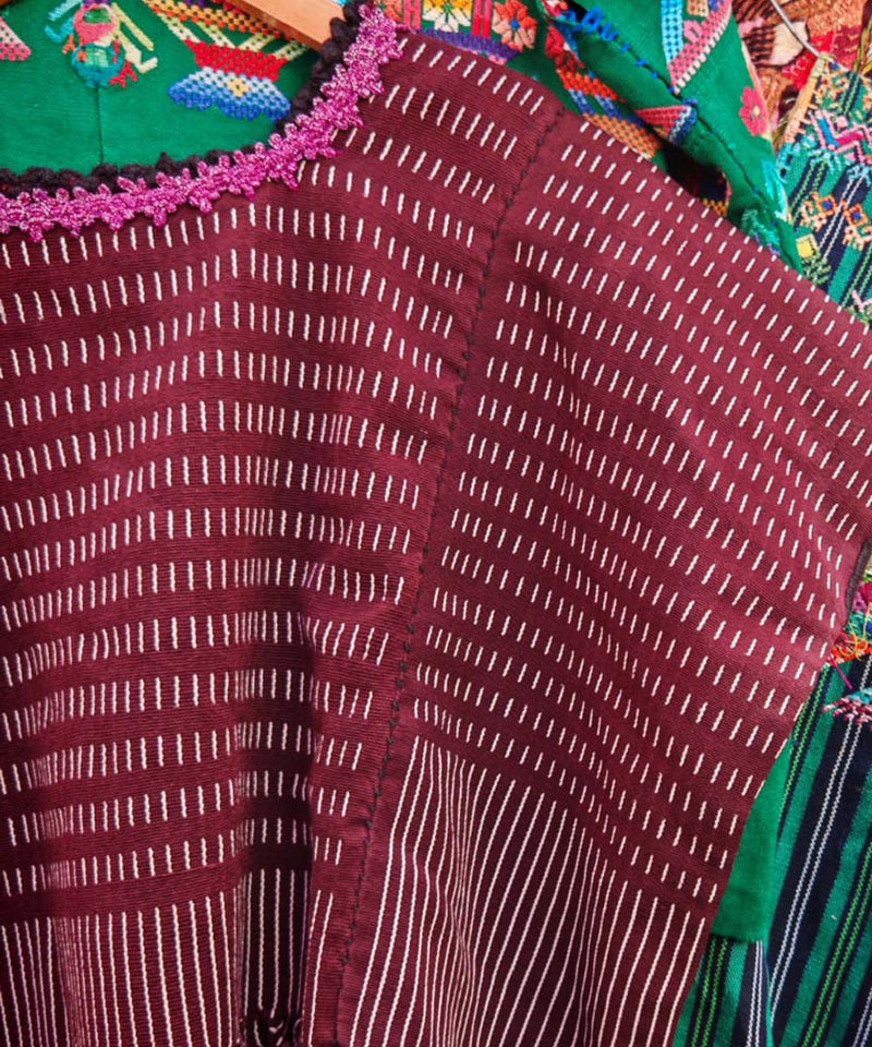 Huipil de Colotenango con escote rosa