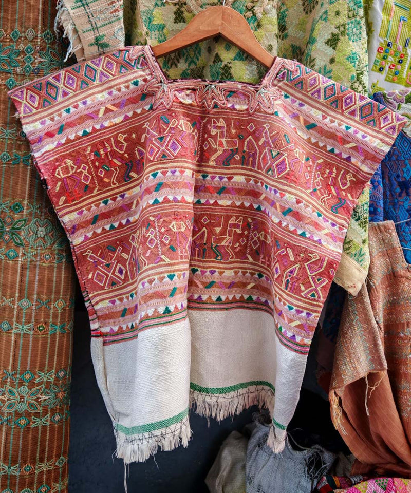 Huipil de Nebaj en marrón cálido