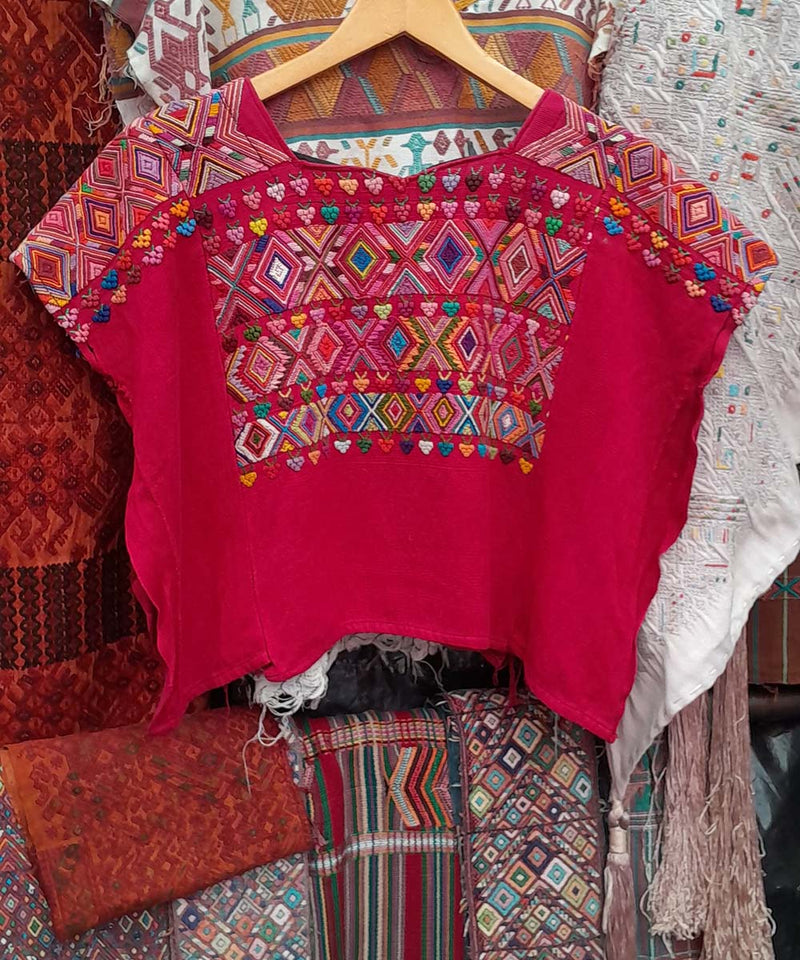 Huipil rojo con estampado geométrico