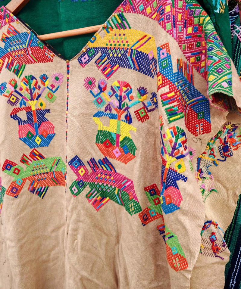 Huipil de nahuala con flor y pez