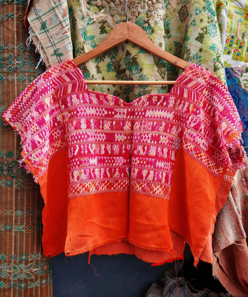Huipil rojo brillante de San Juan Cotzal