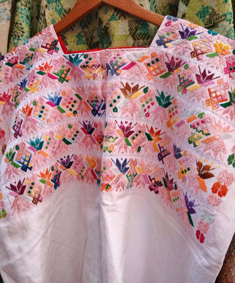 Huipil nahuala rosa con flores estilizadas