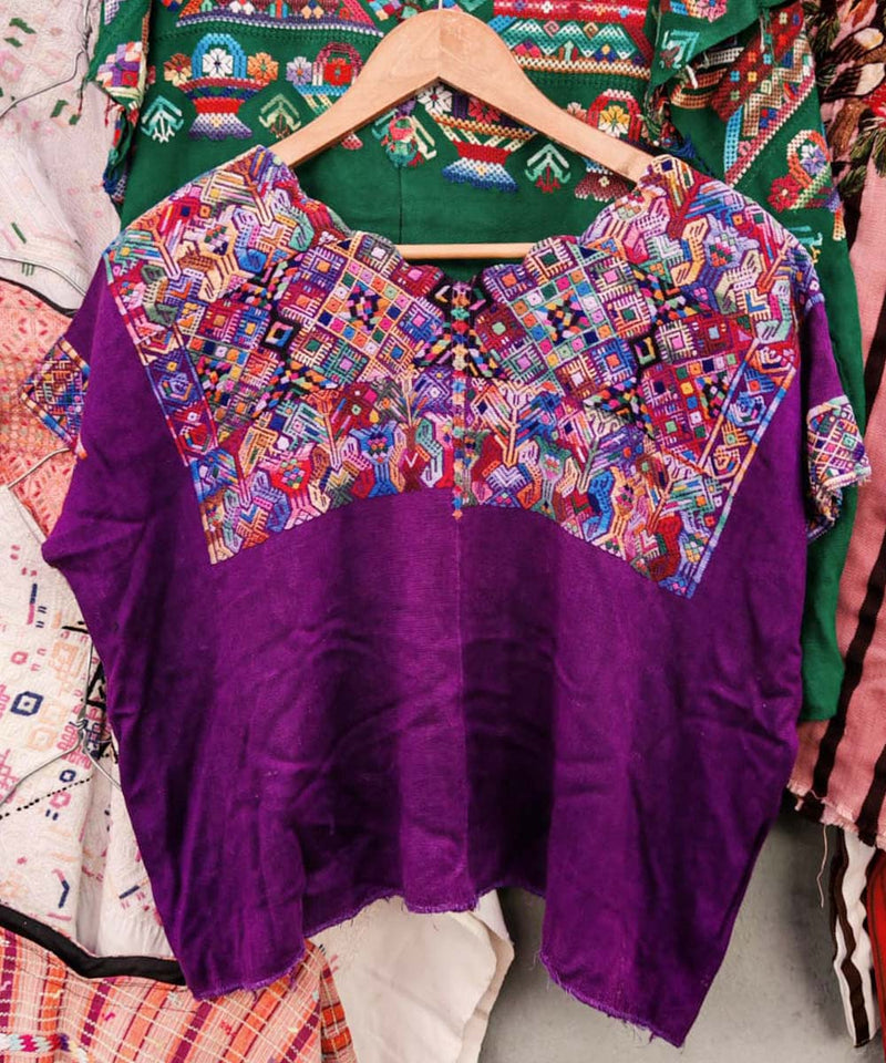 Huipil de nahuala de color morado brillante