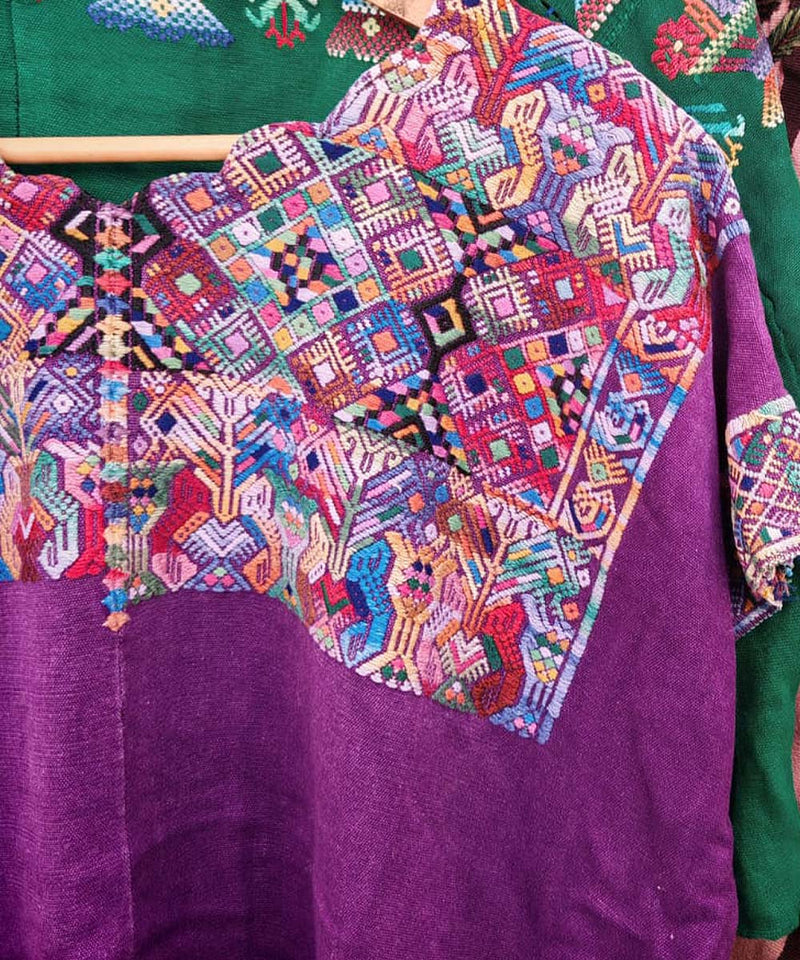Huipil de nahuala de color morado brillante