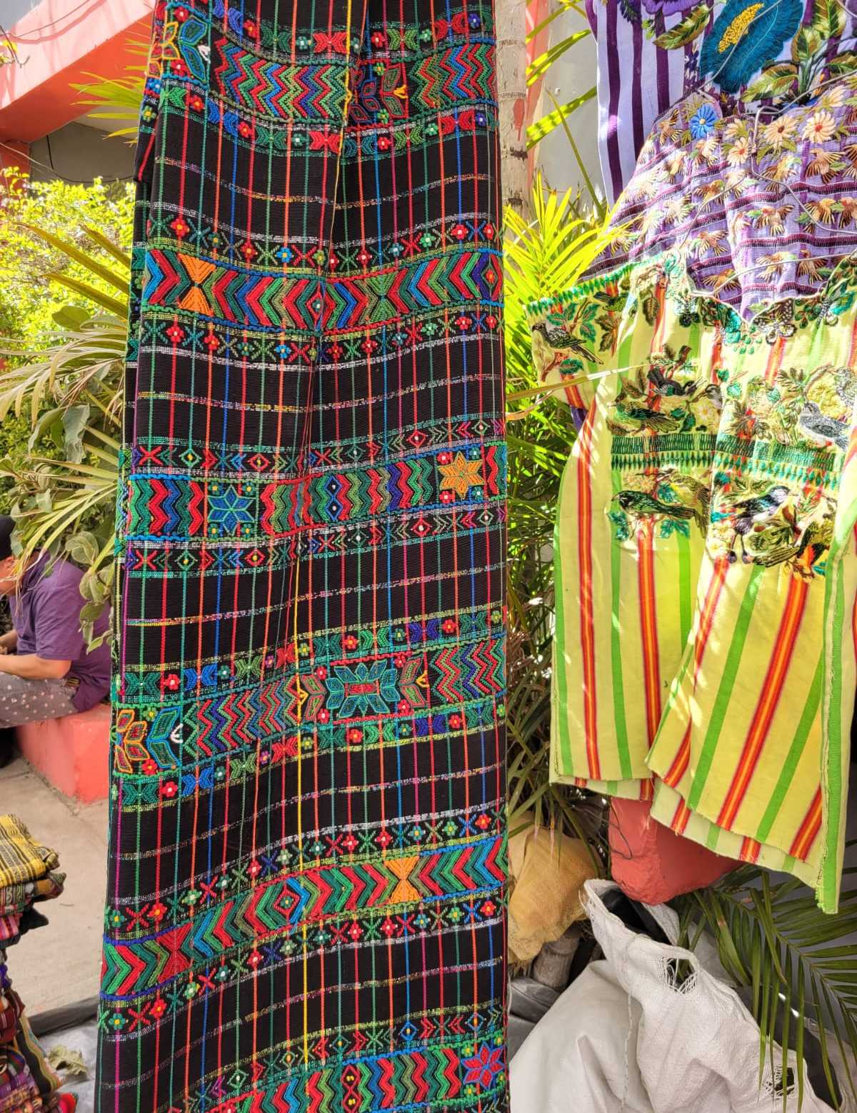 Colourful on black Aguacatan corte #3-78