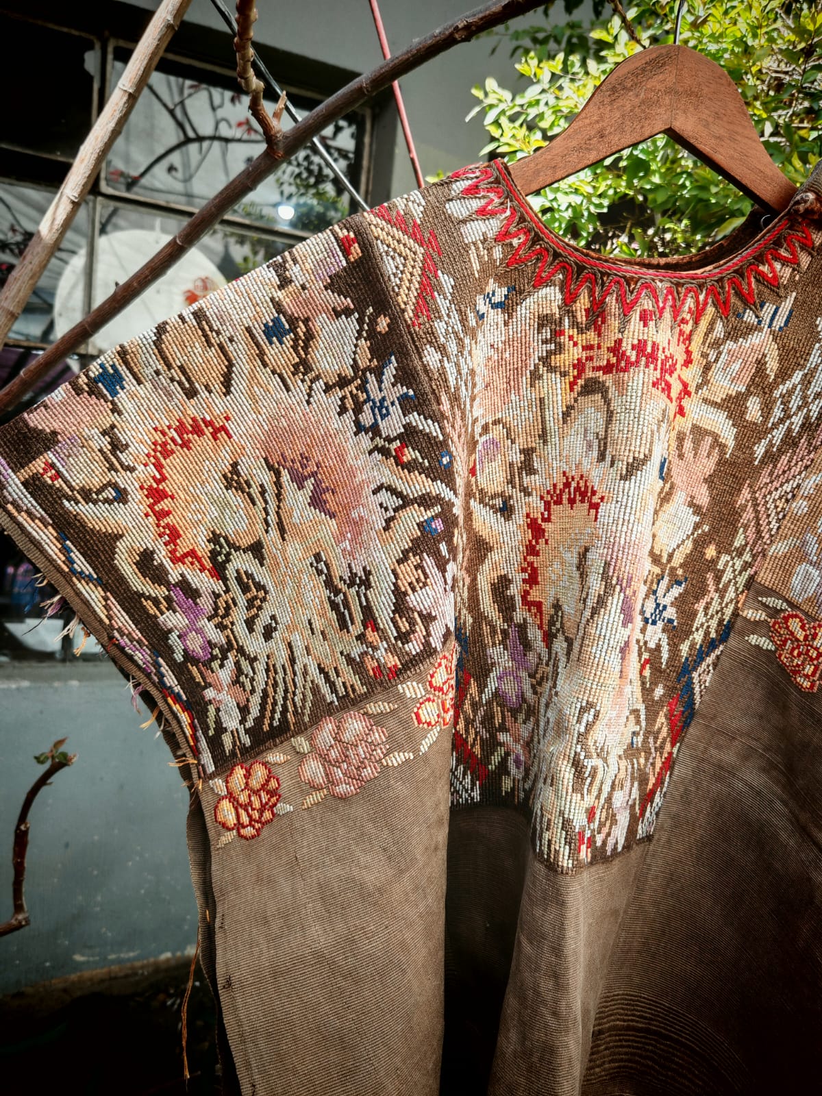 Huipil Chichi floral beige (reservado para abril)