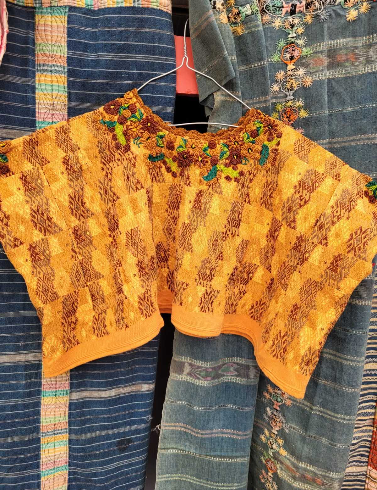 Huipil de Cobán dorado n.° 2-31