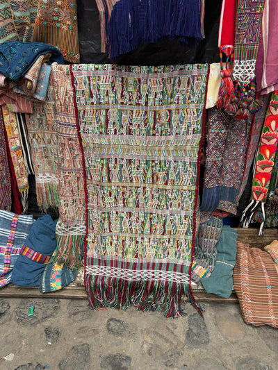 3 huipiles y 3 tzutes para abril