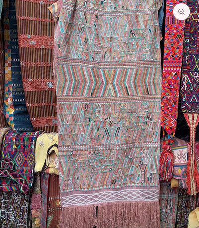 3 huipiles y 3 tzutes para abril