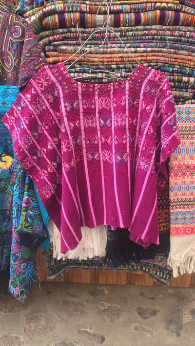 1 huipil rosado de San Lucas Tolimán y 1 huipil rojo de Colotenango (reservado para Janelle)