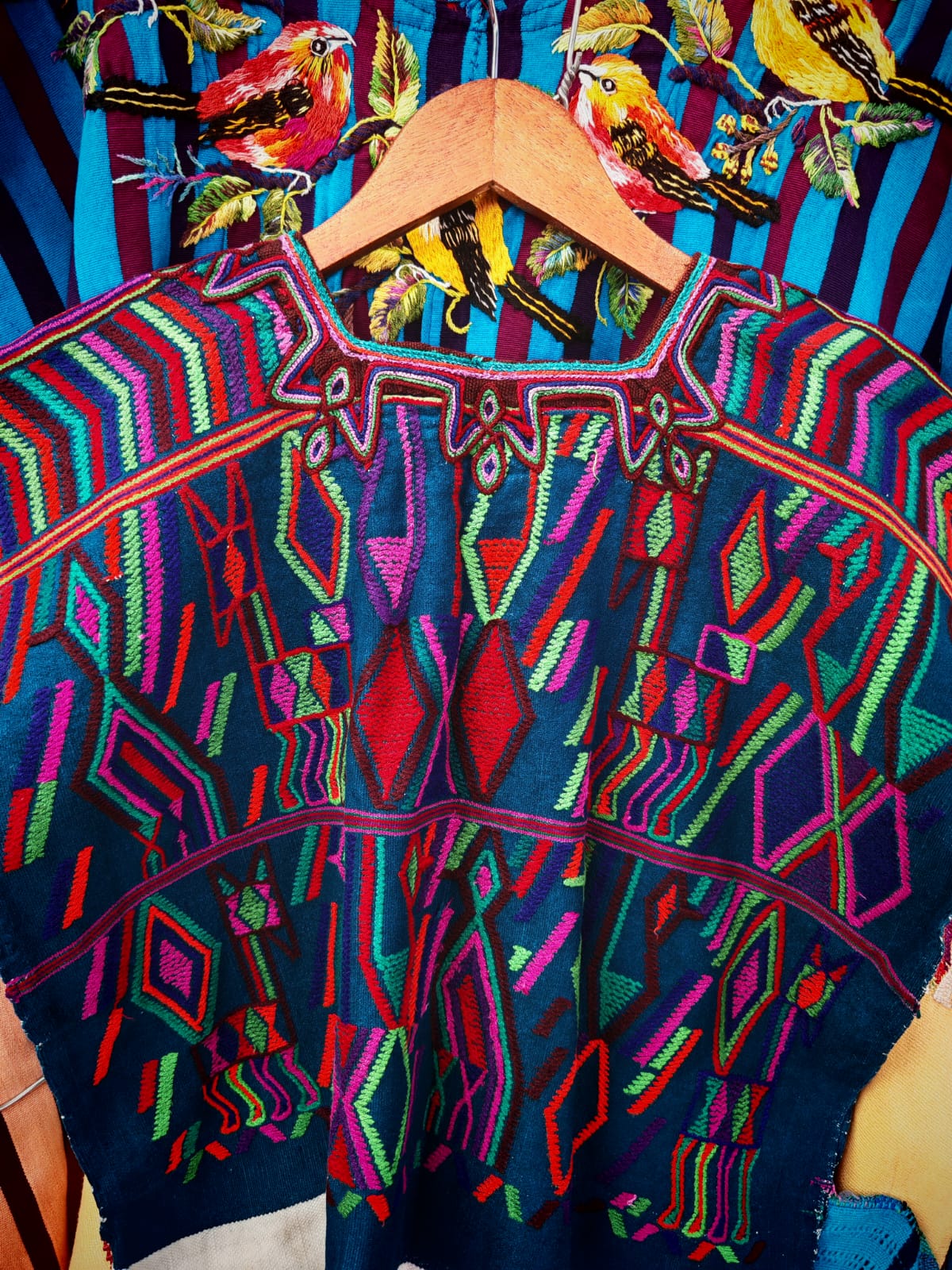 Huipil colorido de Nebaj (reservado para Atenea)