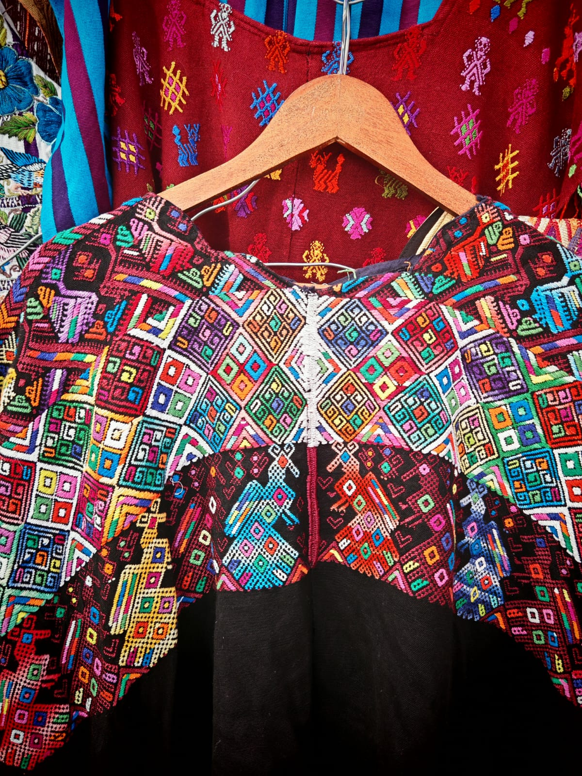 Huipil nahuala colorido sobre negro (Reservado para Annie)