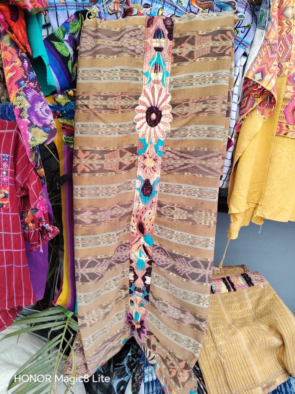 Beige Chichi corte (Reserved for April)