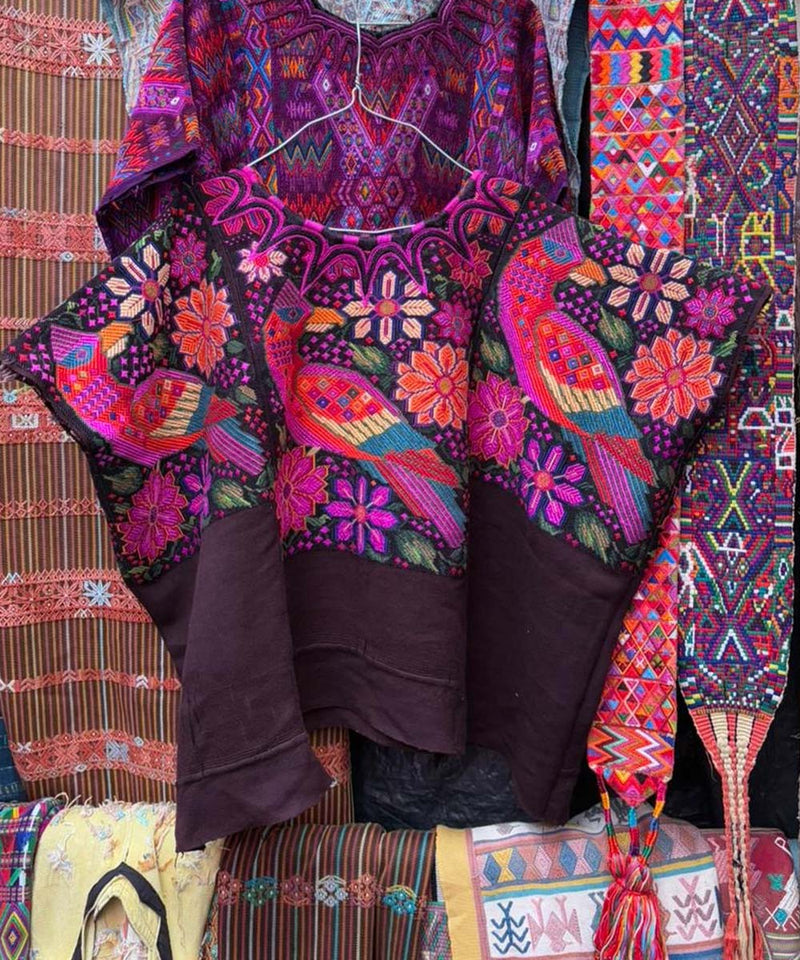 Chichi huipil con loros y flores