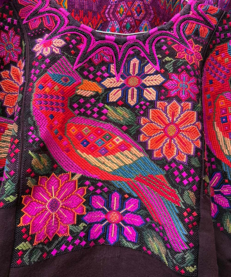 Chichi huipil con loros y flores
