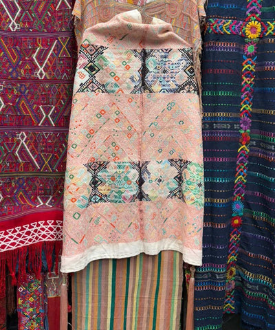 Mantel y huipil Nahuala rosa para Laura