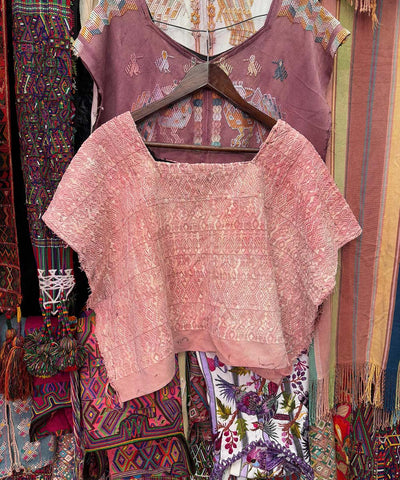 3 huipiles y 3 tzutes para abril