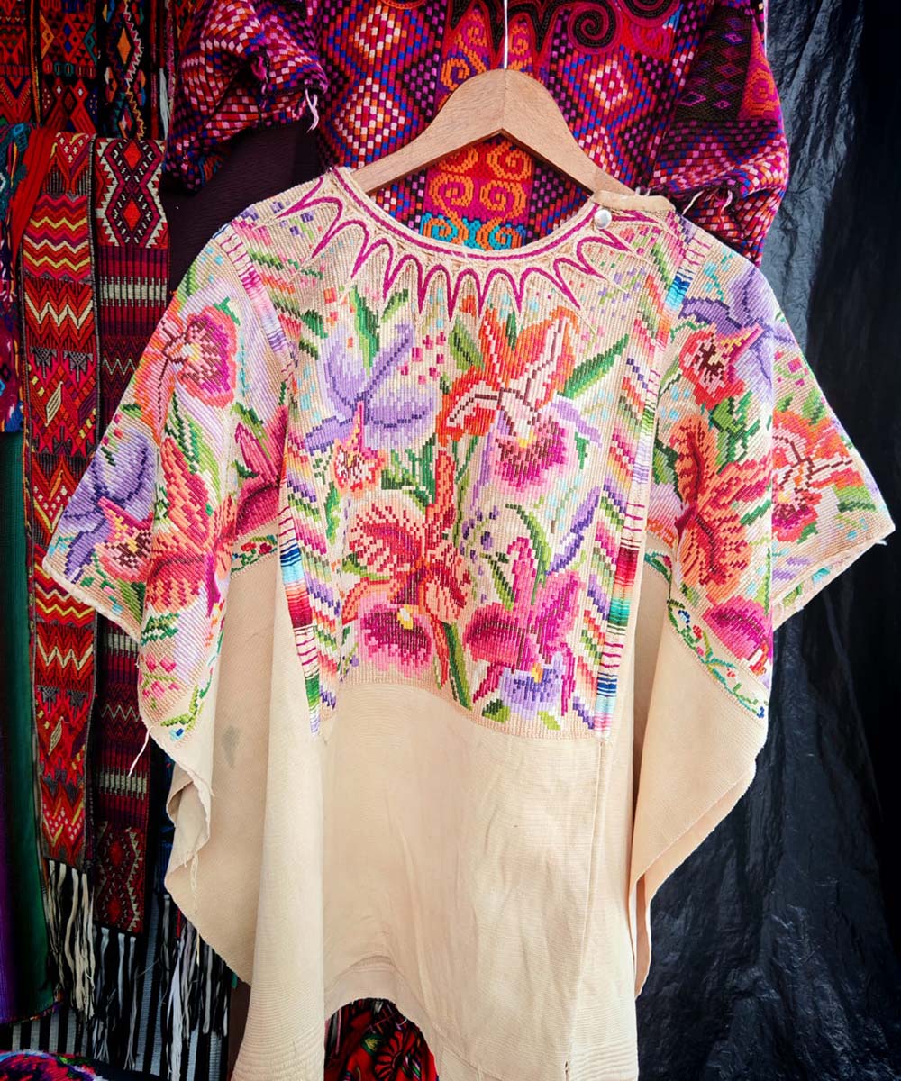 Huipil Chichi floral color crema