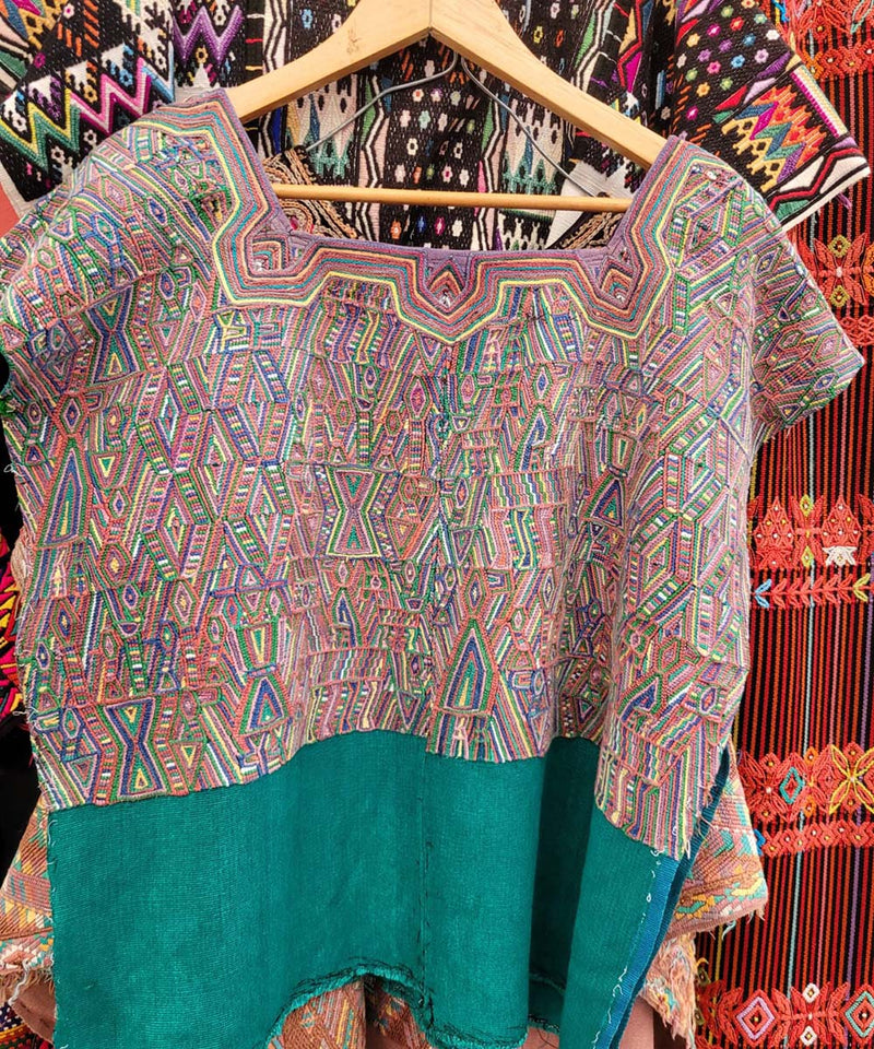 Huipil de Nebaj verde y rosa