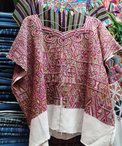 Hermoso huipil de Nebaj rosa y blanco